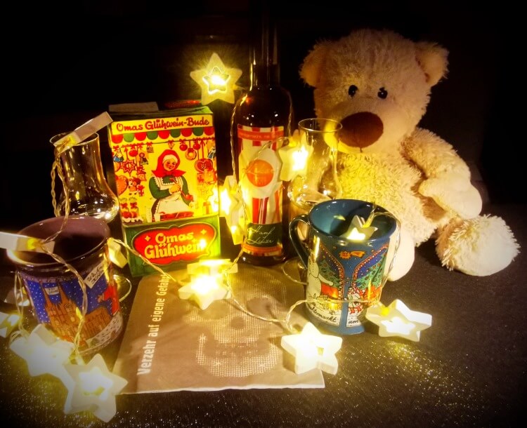 Bild: Glühwein-Check - Tetra pack roter Glühwein neben einer Flasche Hanf Likör und unserem Maskottche, dem Teddybär Tobi