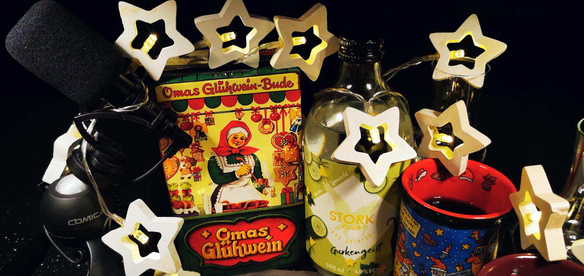 Bild vom Glühwein-Check.de: Eine Flasche Gurkengeist neben einem Tetrapack Oma Glühwein-Buden Glühwein
