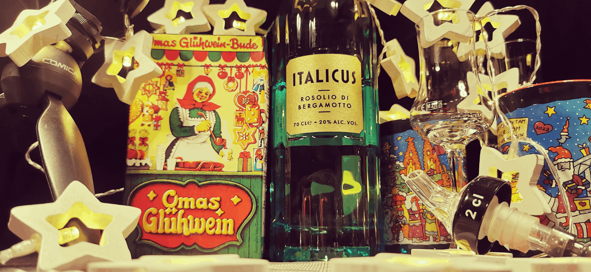 Bild des Glühwein-Checks: Eine Flasche Italicus neben einem Tetrapak Omas Glühwein Buden und zwei Degustiergläsern und zwei Glühwein Tassen