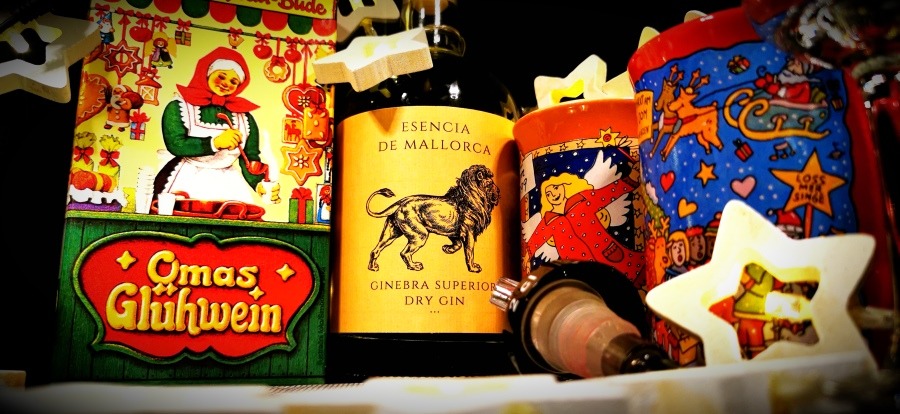 Bild: Ein Tetrapack Glühwein der Marke Omas-Glühwein-Bude neben einer Flasche Esencia de Mallorca Gin. Daneben stehen zwei Glühwein Tassen und ein Ausgießer