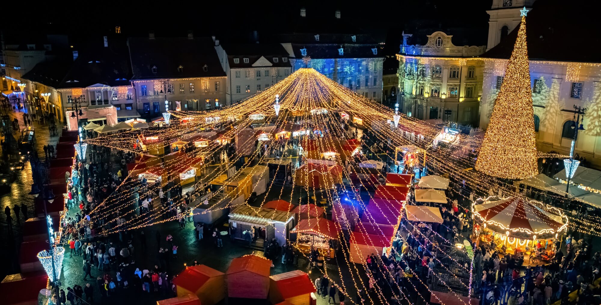 Bild des Glühwein-Check.de: Symbolbild für einen Weihnachtsmarkt - der Weihnachtsmarkt in Sibiu (Rumänien) von einem erhöhten Standpunkt aus fotografiert